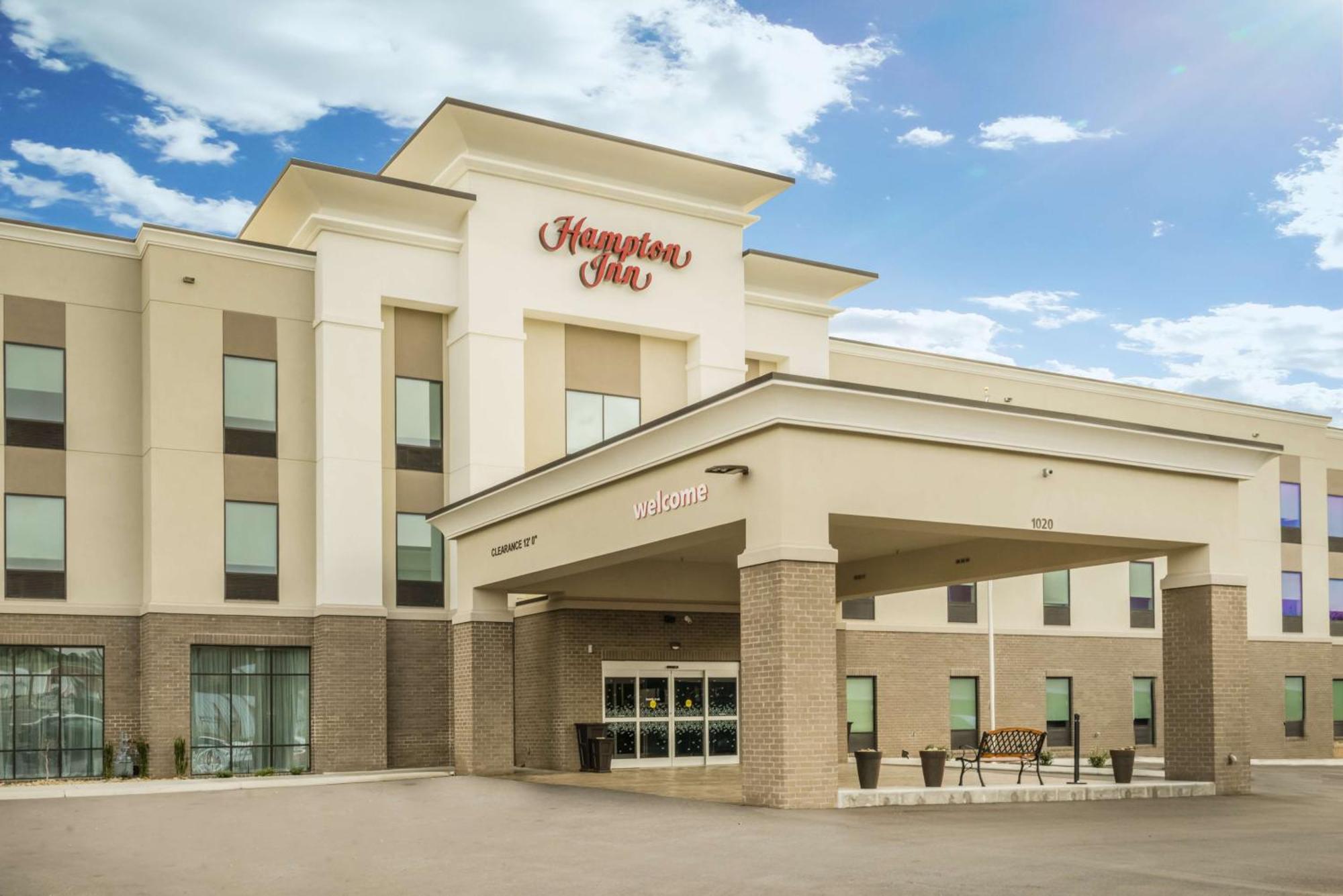 Hampton Inn Newport Exterior photo