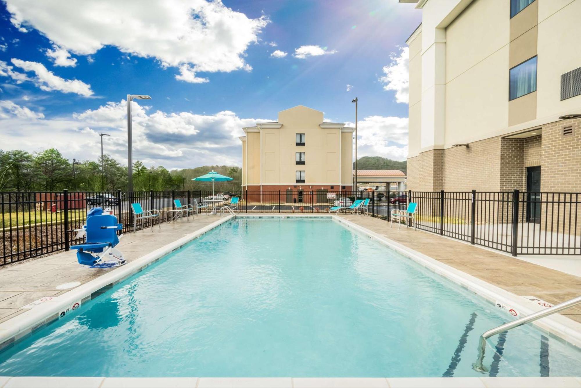 Hampton Inn Newport Exterior photo